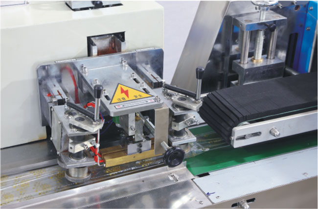 KD-260下走紙自動枕式包裝機(jī)機(jī)械細(xì)節(jié)